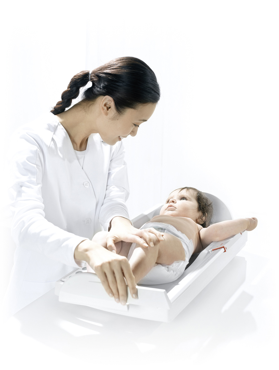 seca 336_335_334_232_nurse_weighing_baby_rgb